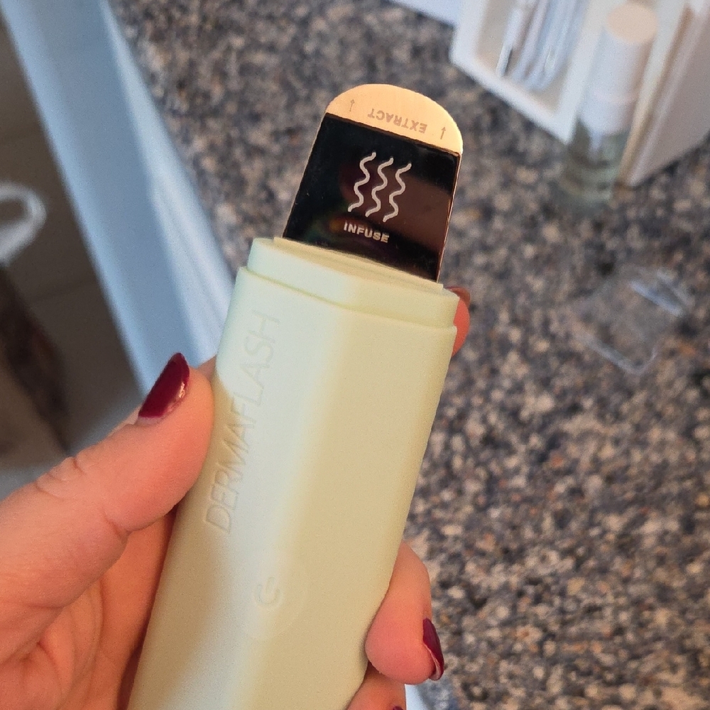 Dermaflash Dermapore Pore Extractor in Mint - Picture 2 of 6